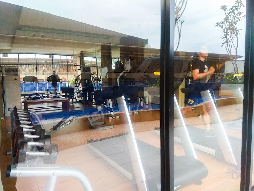 Modern Style Studio Apartment at Azalea Suites with City View Gym
