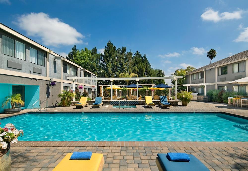 Maple Tree Inn Outdoor Pool