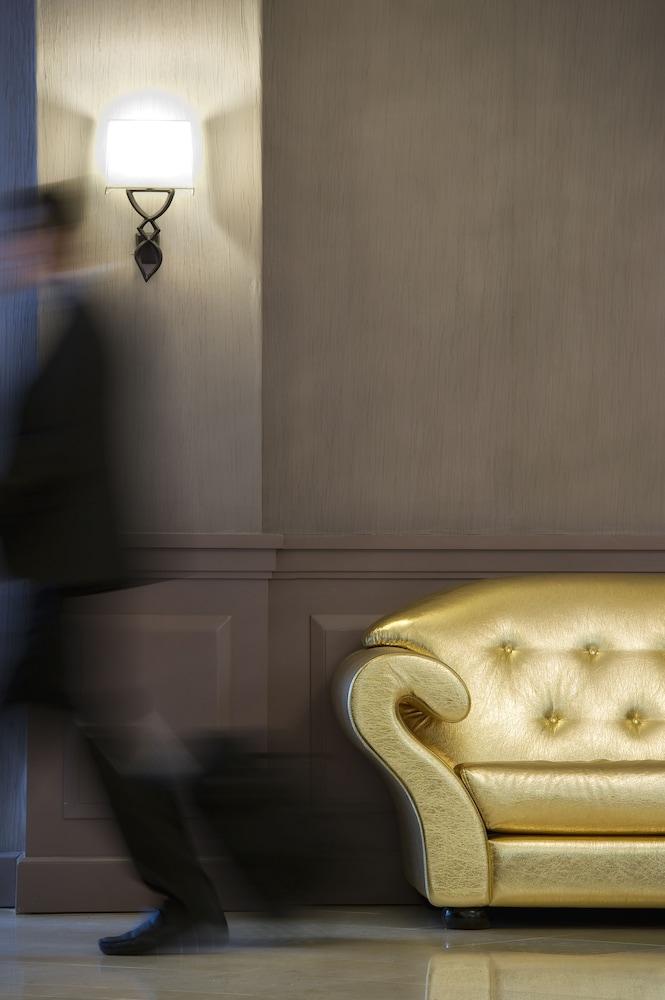 ذي أوريجينالز سيتي، هوتل أستوريا فاتيكان، لورد منطقة الجلوس في الردهة