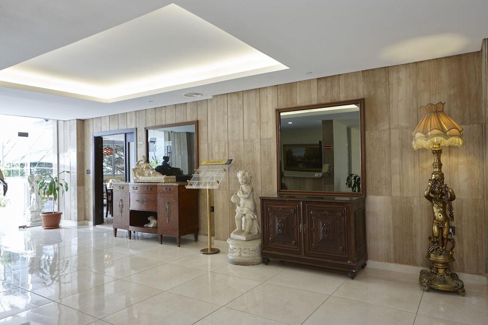 Zoukotel Hotel Lobby