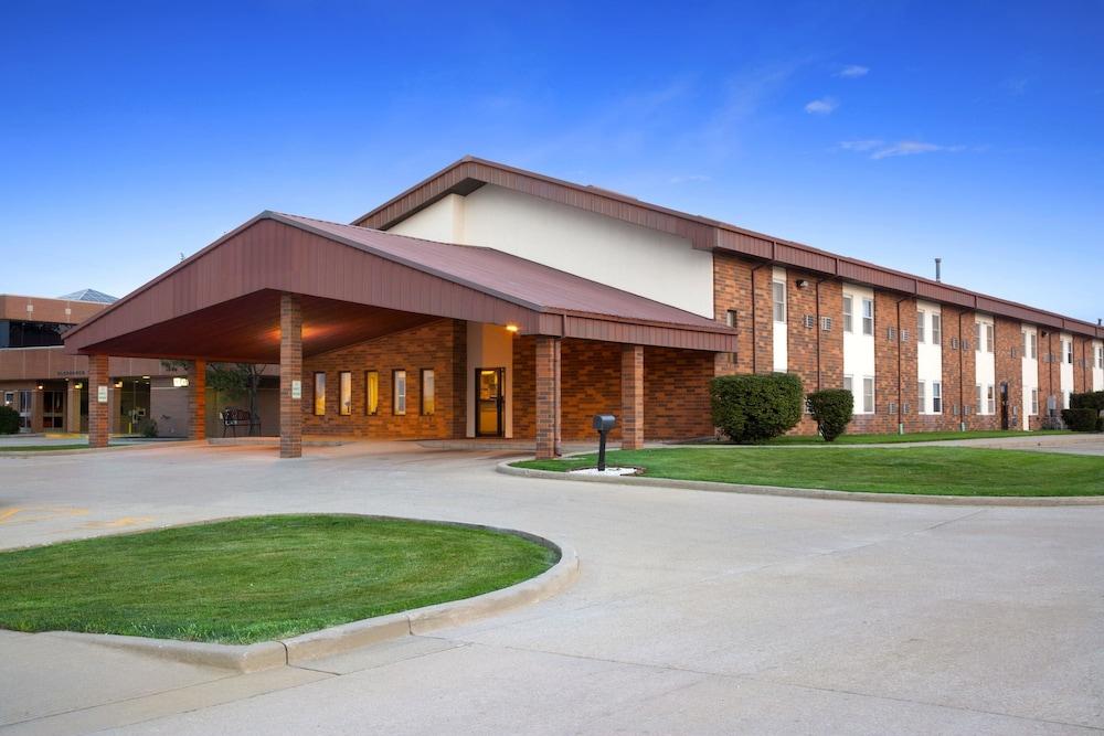 Super 8 by Wyndham Tuscola Featured Image