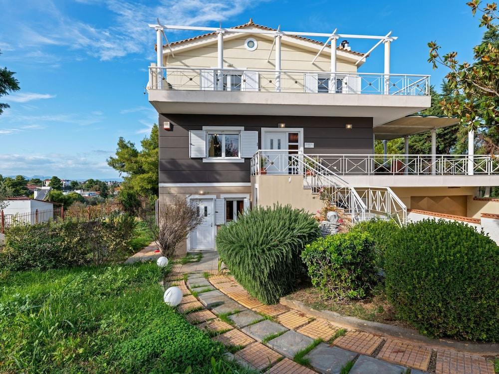 Enchanting Villa in Chalcis With Terrace Exterior