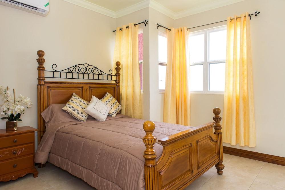 Kinsgton Modern Duplex Apartment with Pool Featured Image