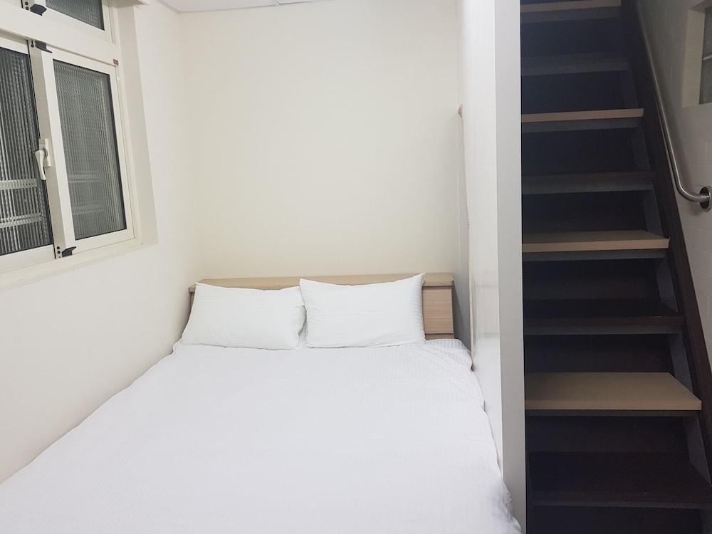 Fengjia Line stack Room