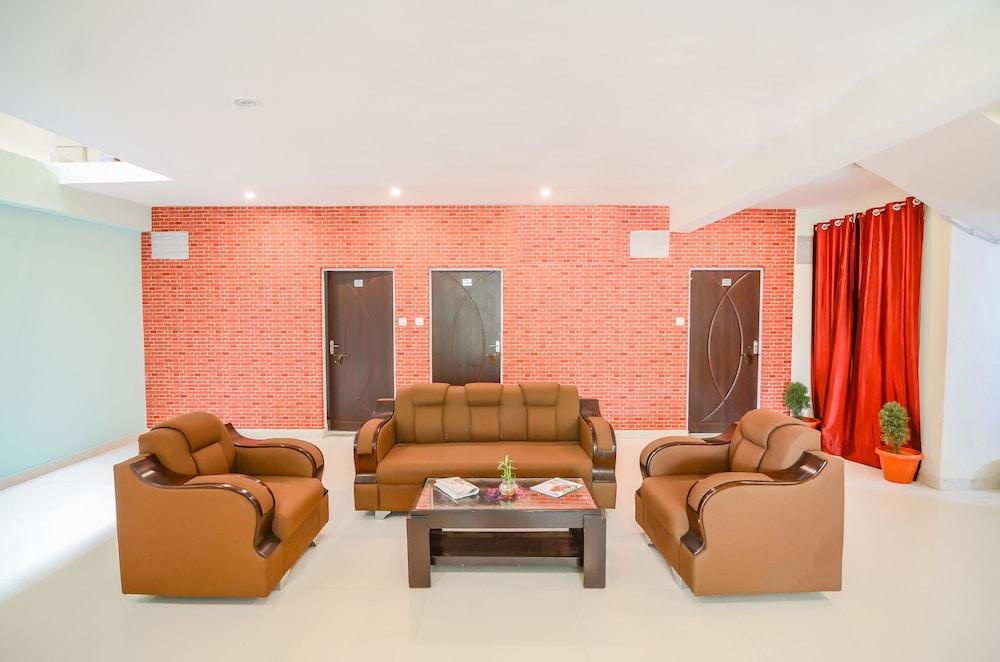 Treebo Graphixo Inn Lobby Sitting Area