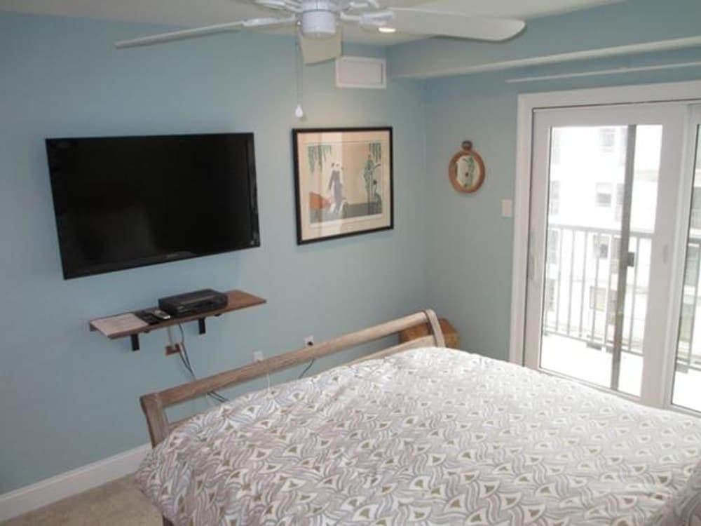 Henlopen Unit 607 by Long & Foster Room