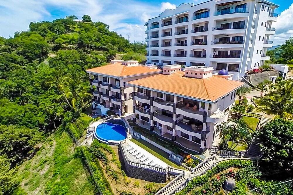 Beautiful Condo in Peaceful Cliffside Location with a Private Balcony & Stunning Ocean and Mountain Views Exterior