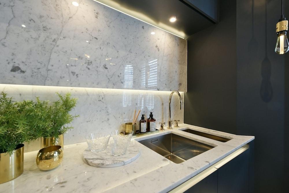 The London Agent Fulham Pied-a-Terre Bathroom