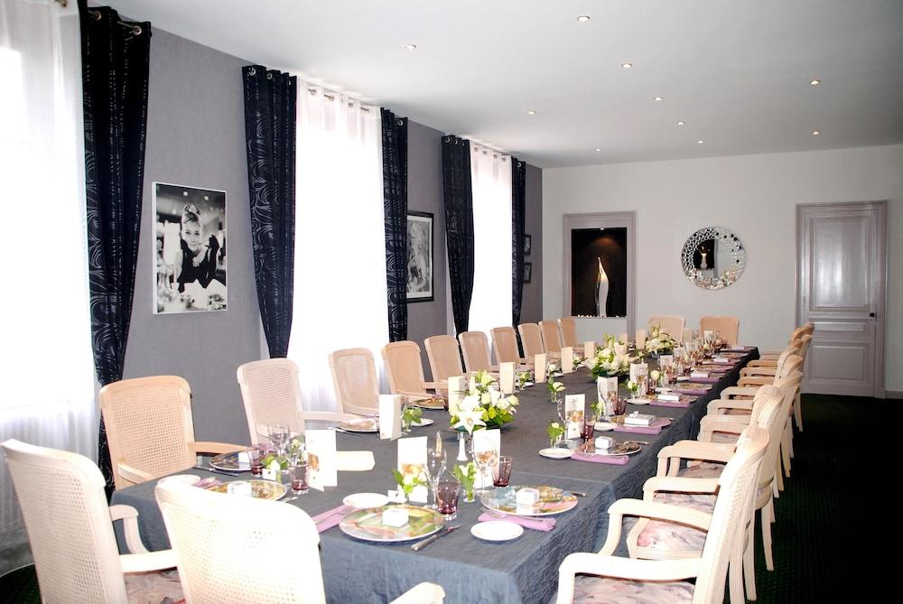 Logis Hôtel les Cèdres Bleus Reception Hall