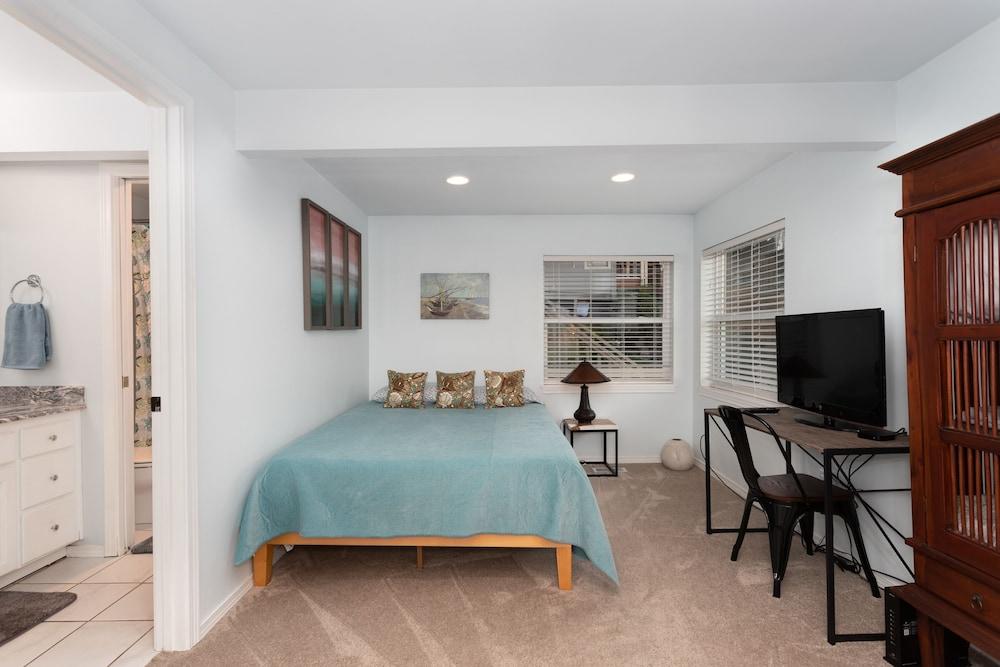Amazing Sunsets At 3br Over The Puget Sound 3 Bedroom Home by Redawning Room