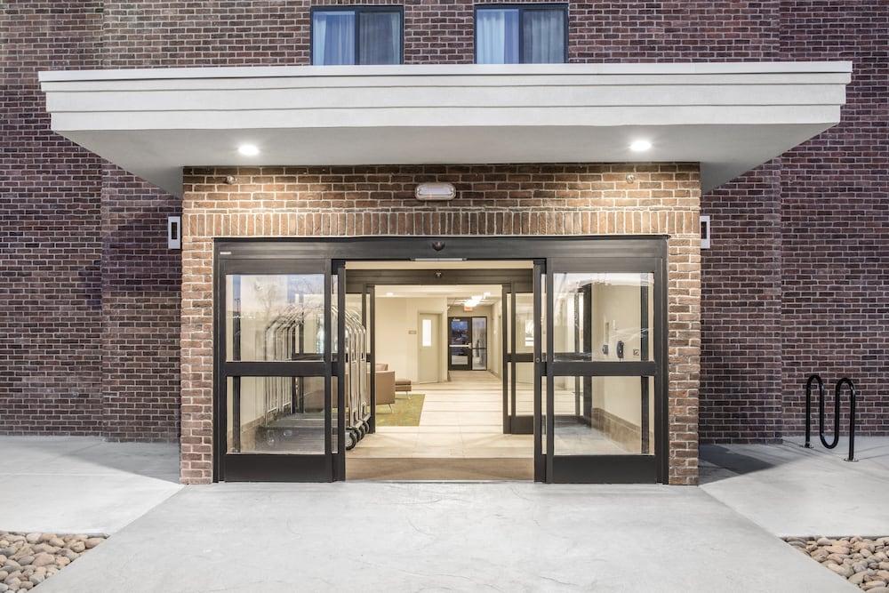 كاندلوود سويتس بويبوو باي آيتش جي المنطقة الخارجية