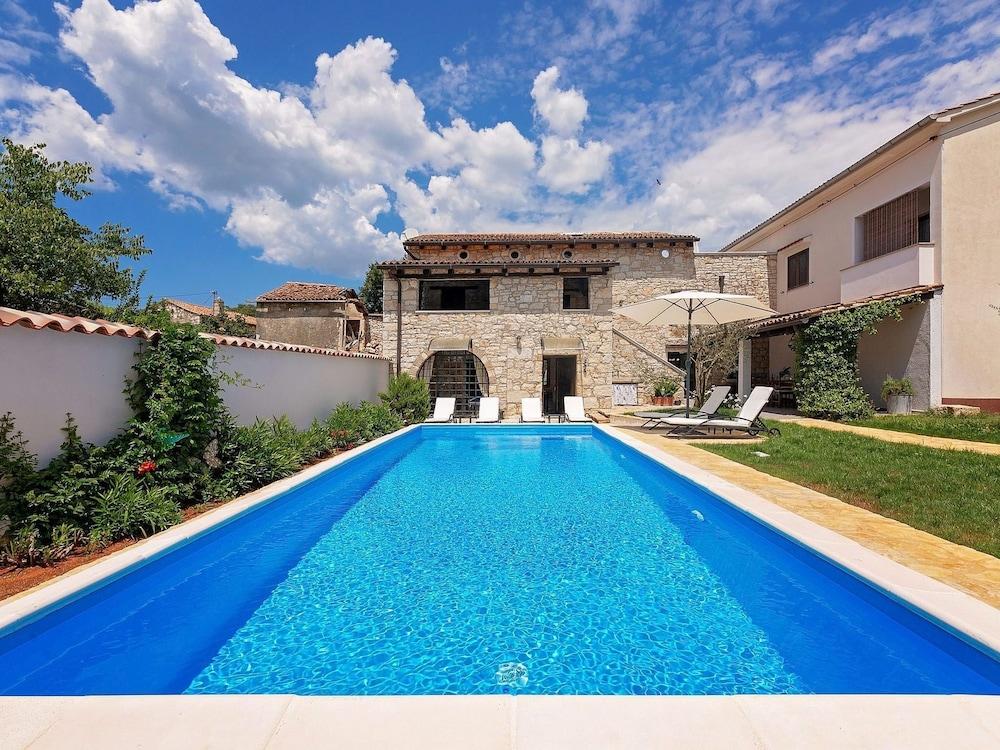 Charming Holiday Home With Private Pool Near Porec and the Beach Exterior
