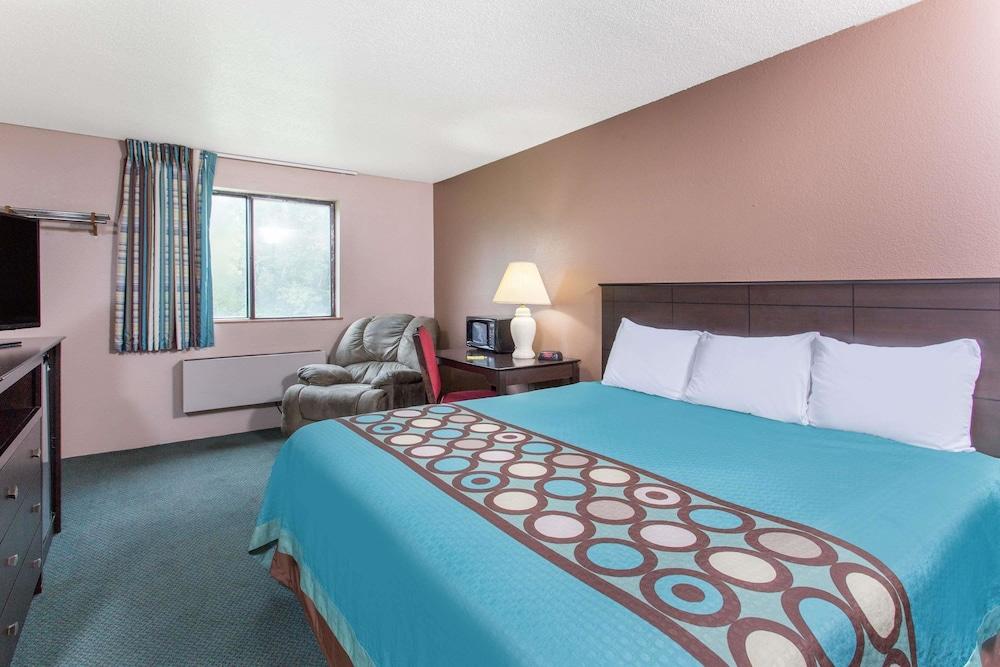 Super 8 by Wyndham Austin MN Room