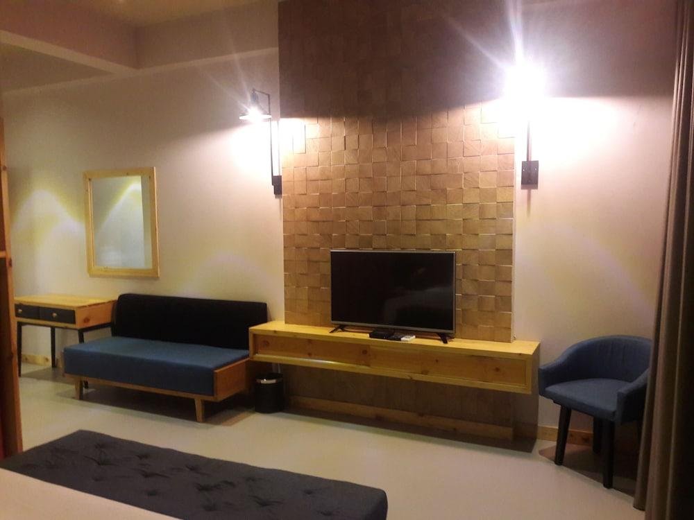 Ballena Regency Room
