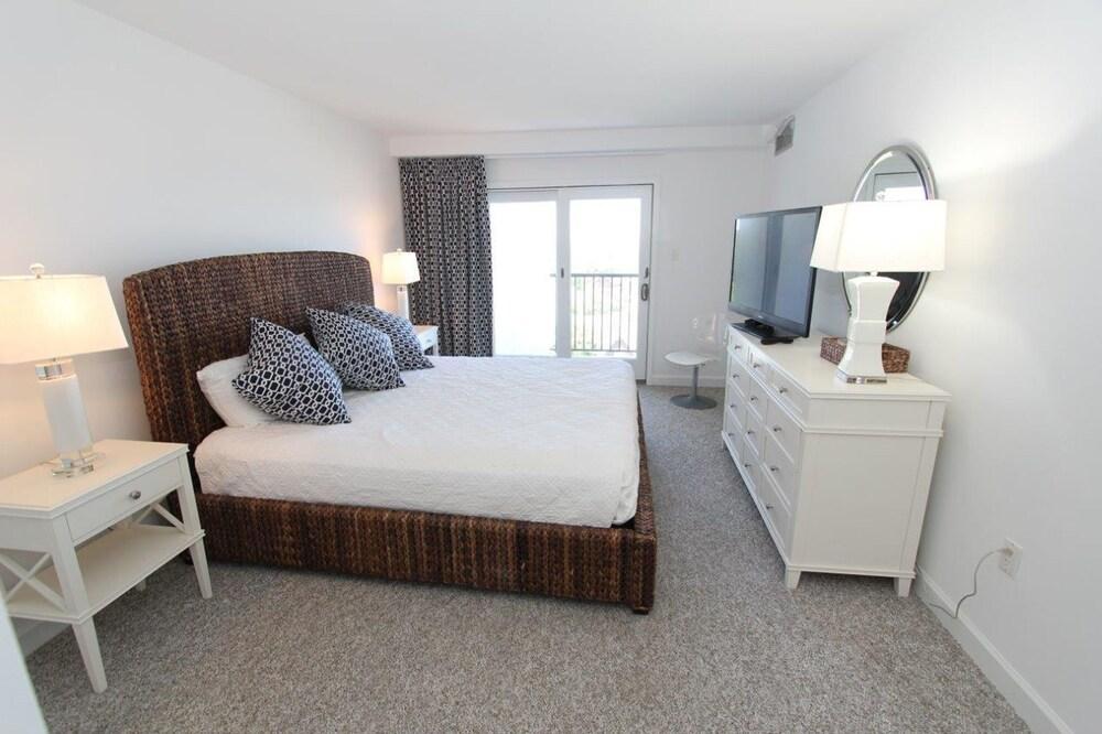 Henlopen Unit 708 by Long & Foster Room