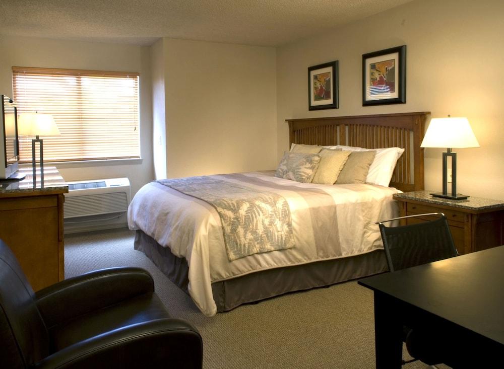 The Commons Hotel & Suites - Denver Tech Center Room