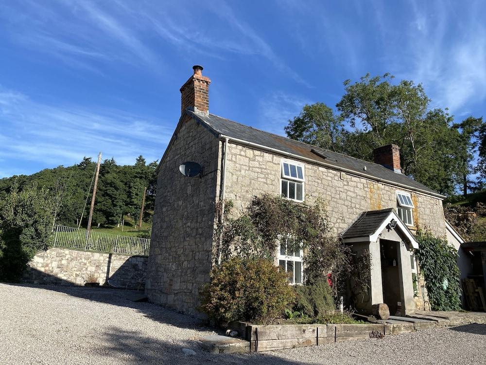 Stunning 3-bed House in a Private Hidden Valley