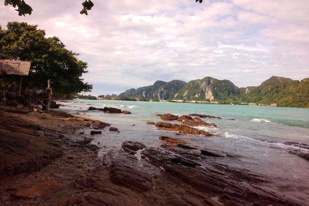 Phi Phi Sunset Bay Resort Beach