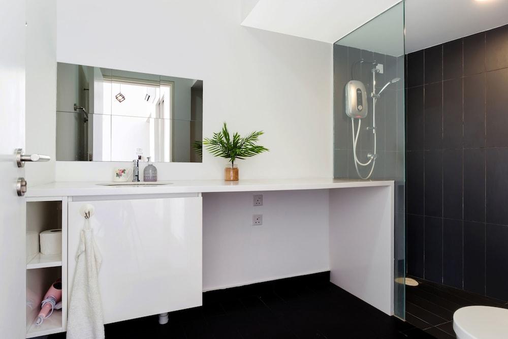 The Hub Signature Suites at SS2 Bathroom