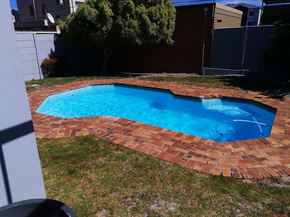 The Sands B32 Outdoor Pool