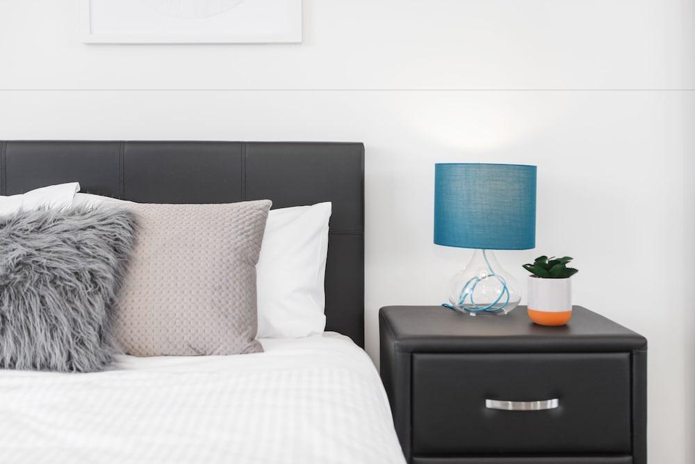 Ilixir Apartments by Ready Set Host Room
