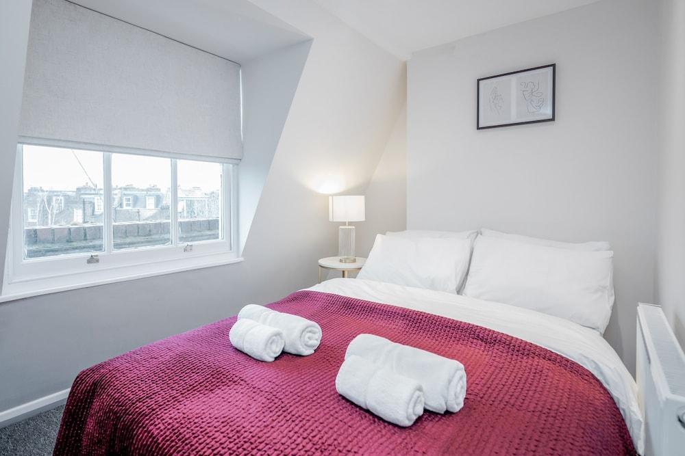 Stunning 2 Bedroom Duplex Apt in Center of Camden Room