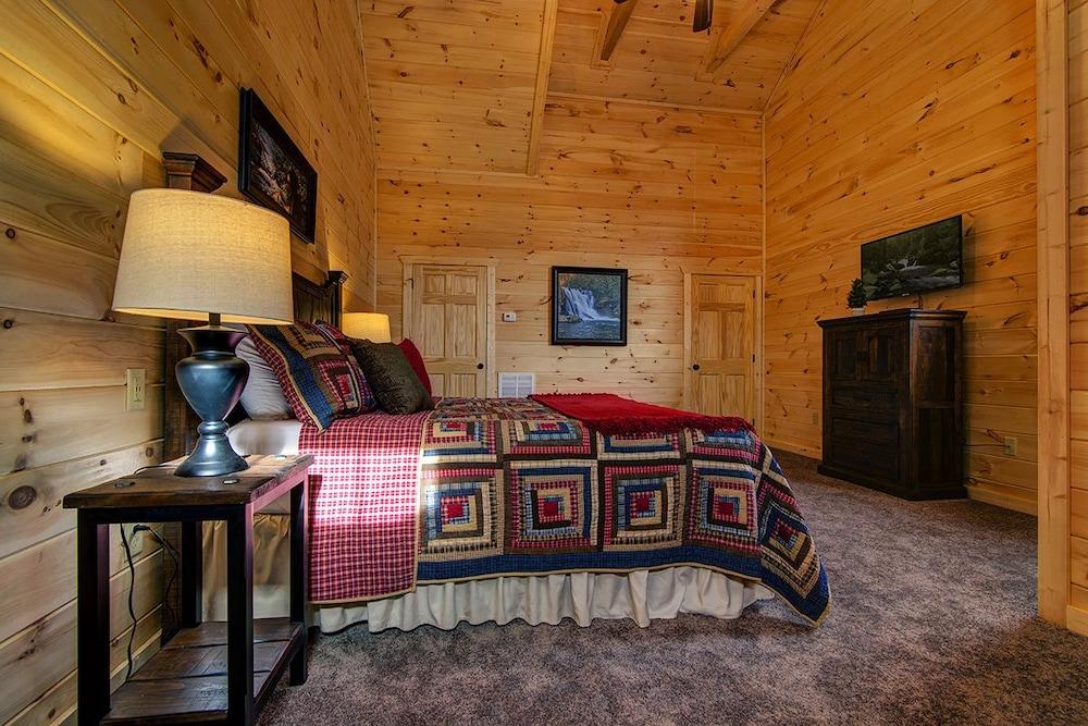 A River Runs Through It - 3 Bedrooms, 3 Baths, Sleeps 12 Cabin by RedAwning Room