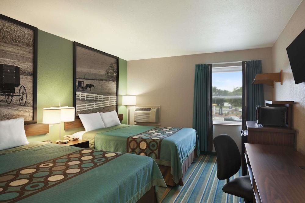 Super 8 by Wyndham Tuscola Room