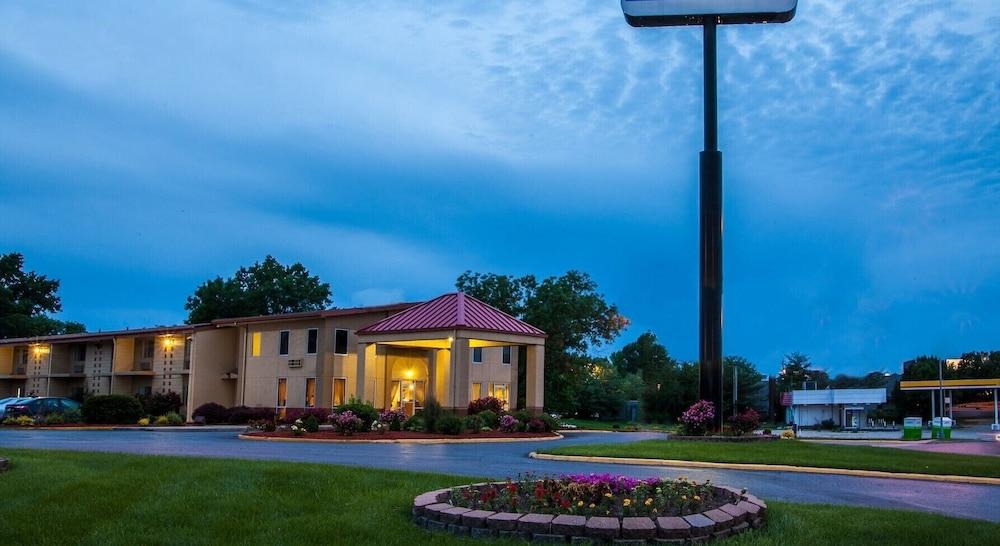 Amerihost Inn & Suites