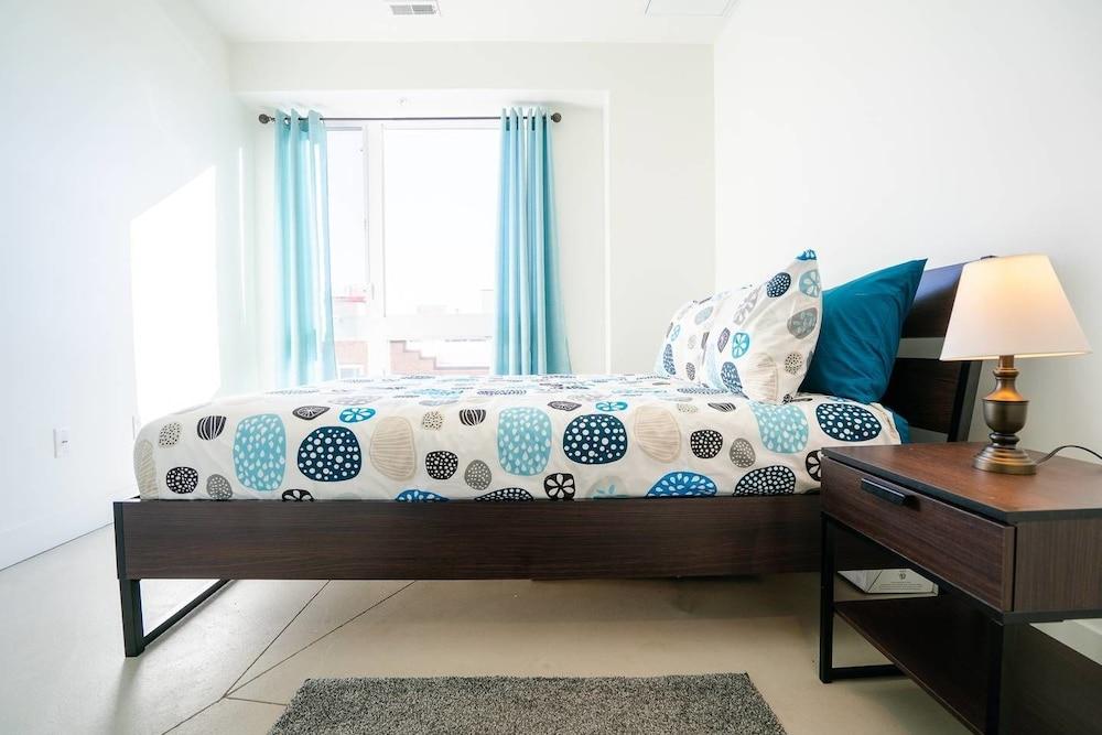 مينيماليست آند ألورينج كوندو، ووك تو مايل هاي غرفة