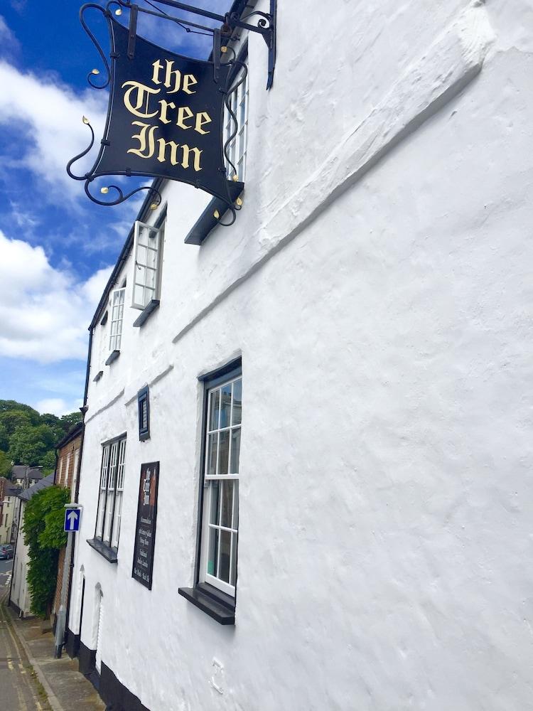 The Tree Inn Exterior