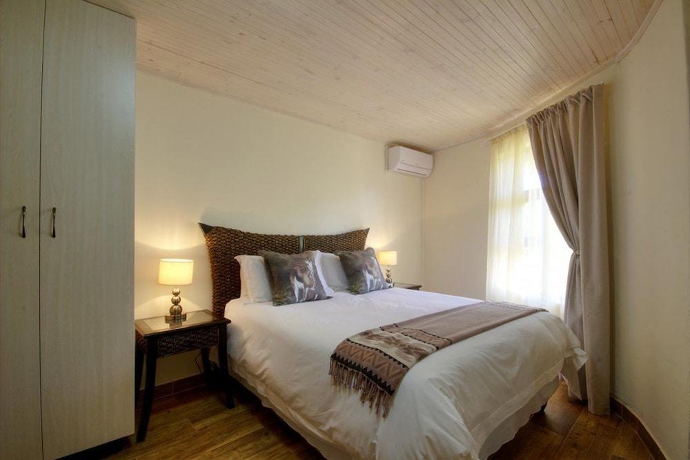 Monzi Safari Lodge Room