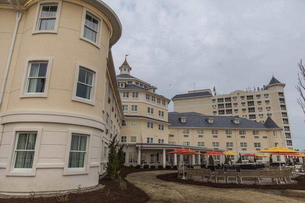 Cedar Point's Hotel Breakers Exterior