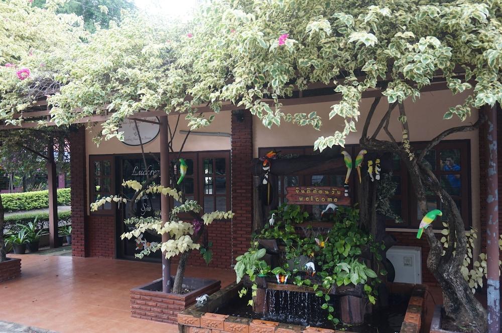 C & C Resort Nangrong Exterior