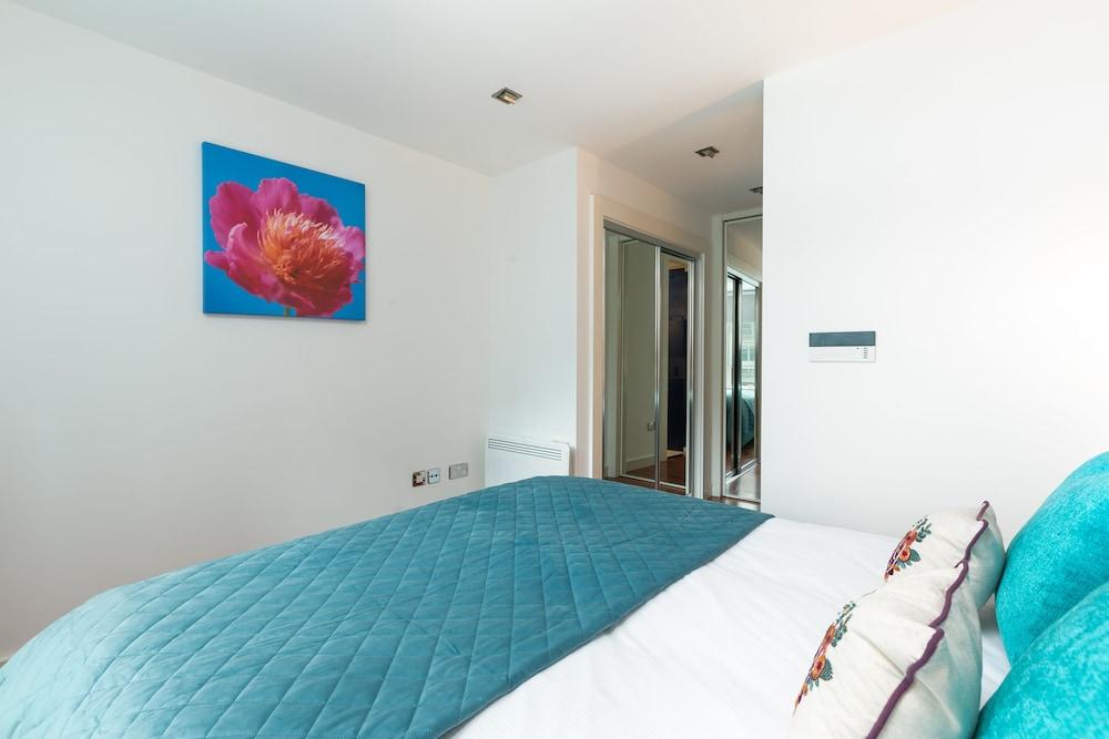 River view Luxury 3bed flat with views Room