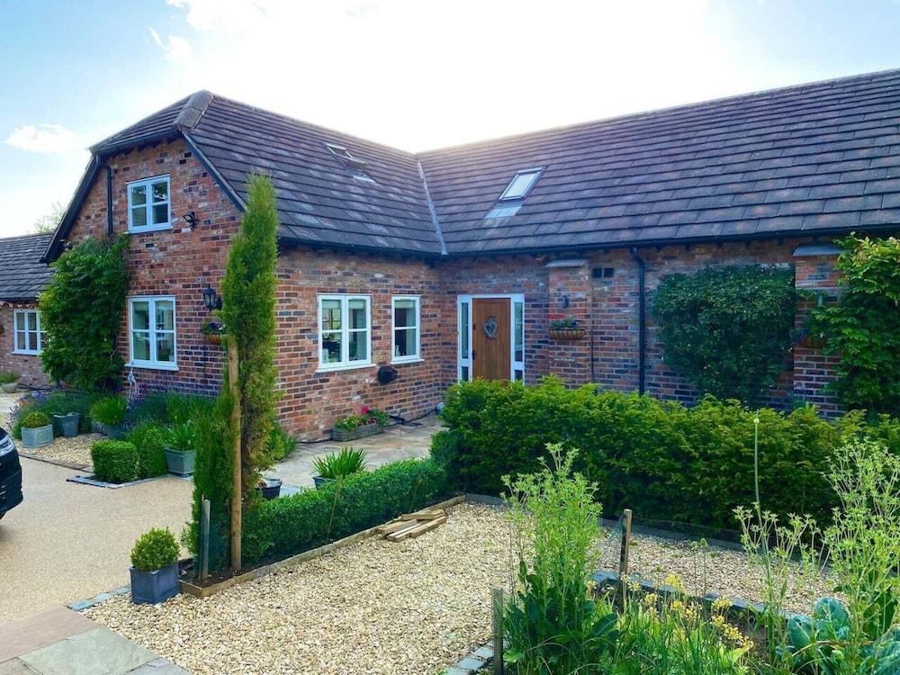 Luxury Accom With Pool Henbury Macclesfield Featured Image