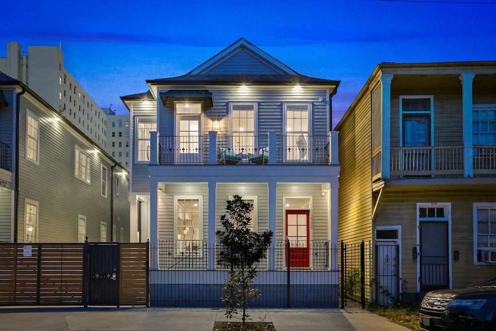 Chic 4 BR Condo - Large Pool - Perfect Location