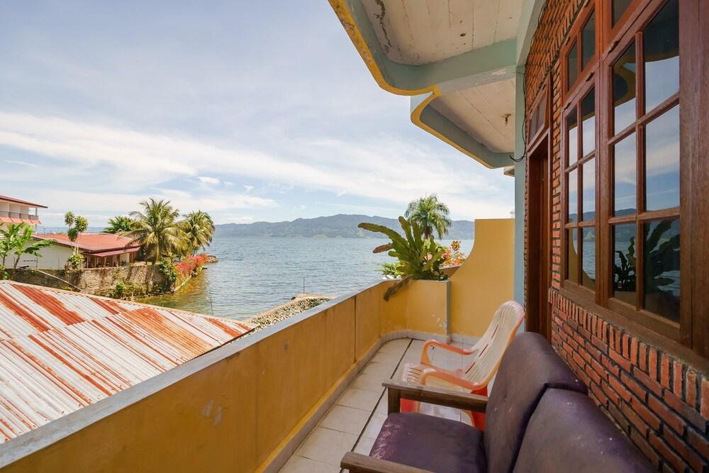 RedDoorz @ Tuktuk Danau Toba Exterior