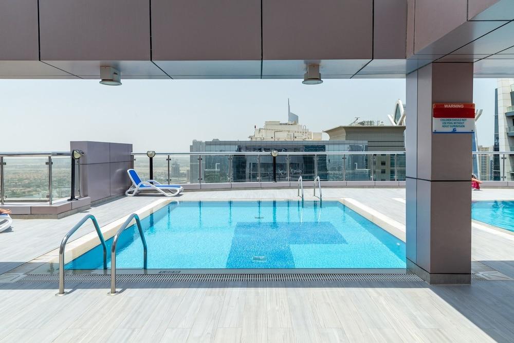 Premier 1BR Apartment in JLT - Sleeps 3! Waterslide