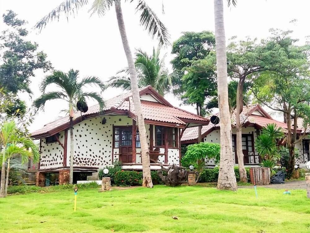 Talkoo Beach Resort Khanom Property Grounds