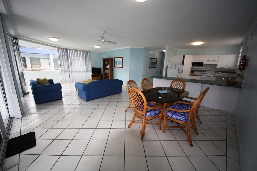 The Avenues Unit 2 at South West Rocks In-Room Dining