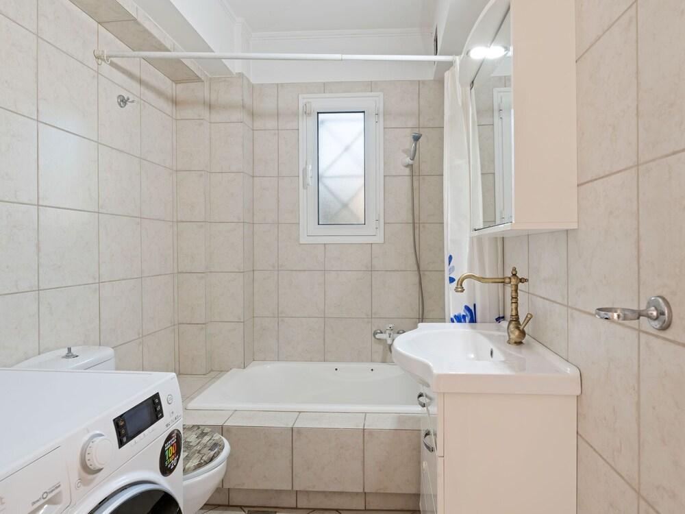 Enchanting Villa in Chalcis With Terrace Bathroom