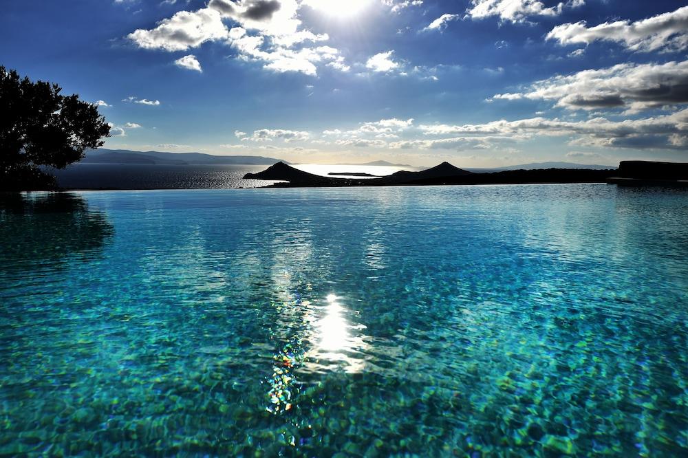Gorgeous pool villa, stunning sea views, helipad by VillaRentalsgr