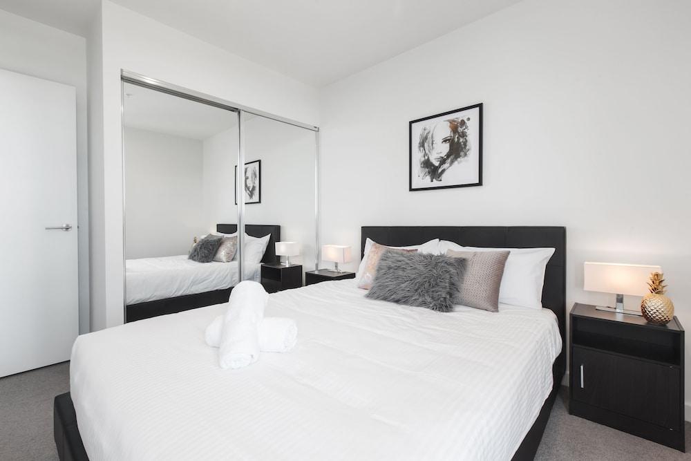 Ilixir Apartments by Ready Set Host Room