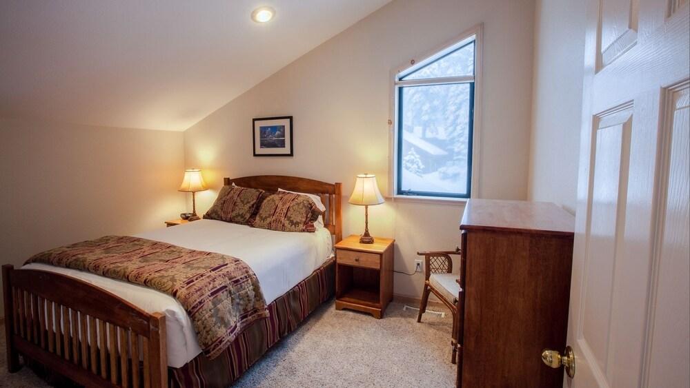 1620 Deer Path Room