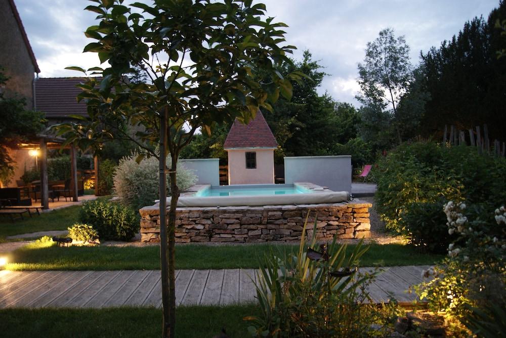 Gite De Pierre et de Lumière Outdoor Pool