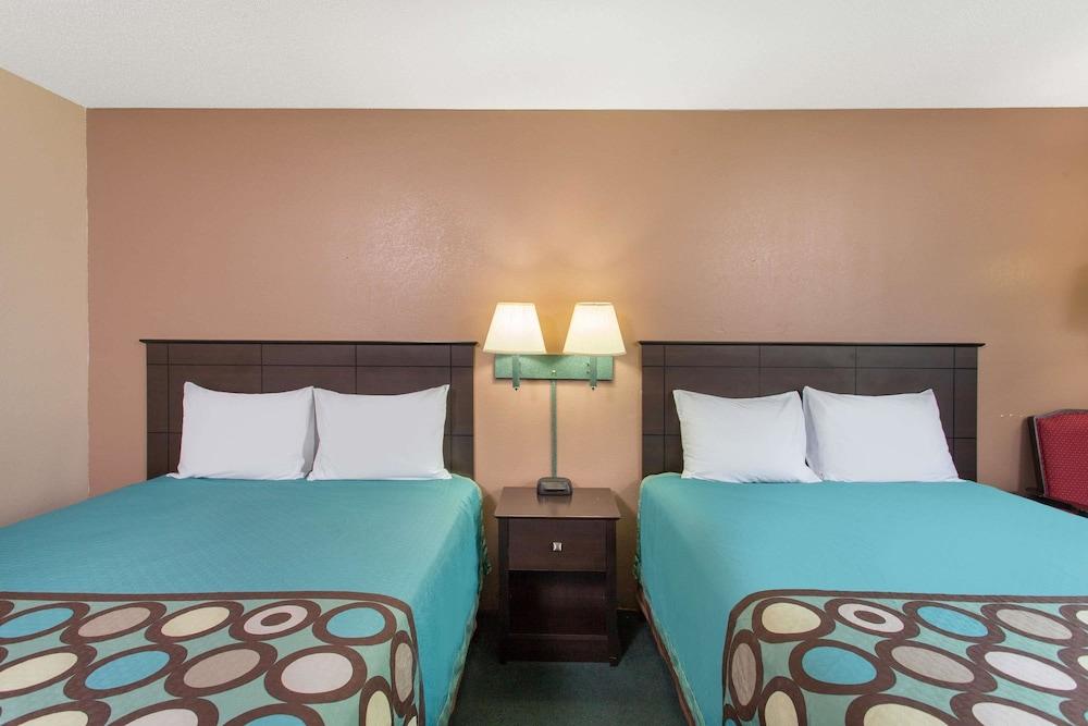 Super 8 by Wyndham Austin MN Room