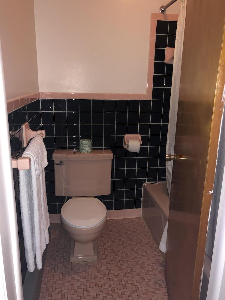 Downtown motel Bathroom