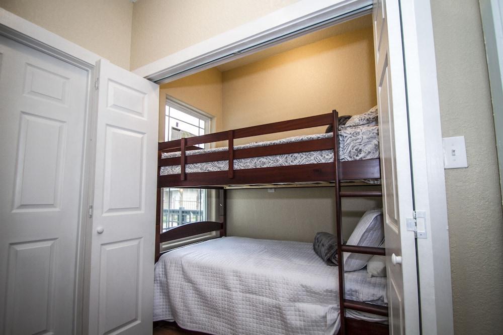 Renovated 2BR Near Downtown SA Room