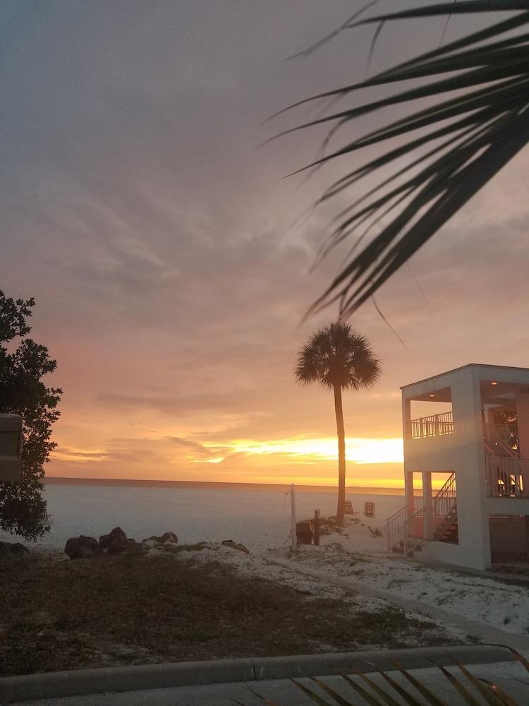 Carousel Inn on the Beach Exterior